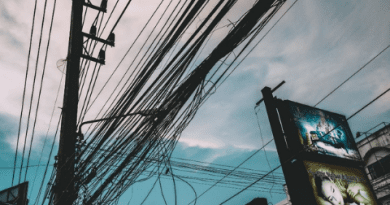 Por que existem tantos fios e cabos nos postes?